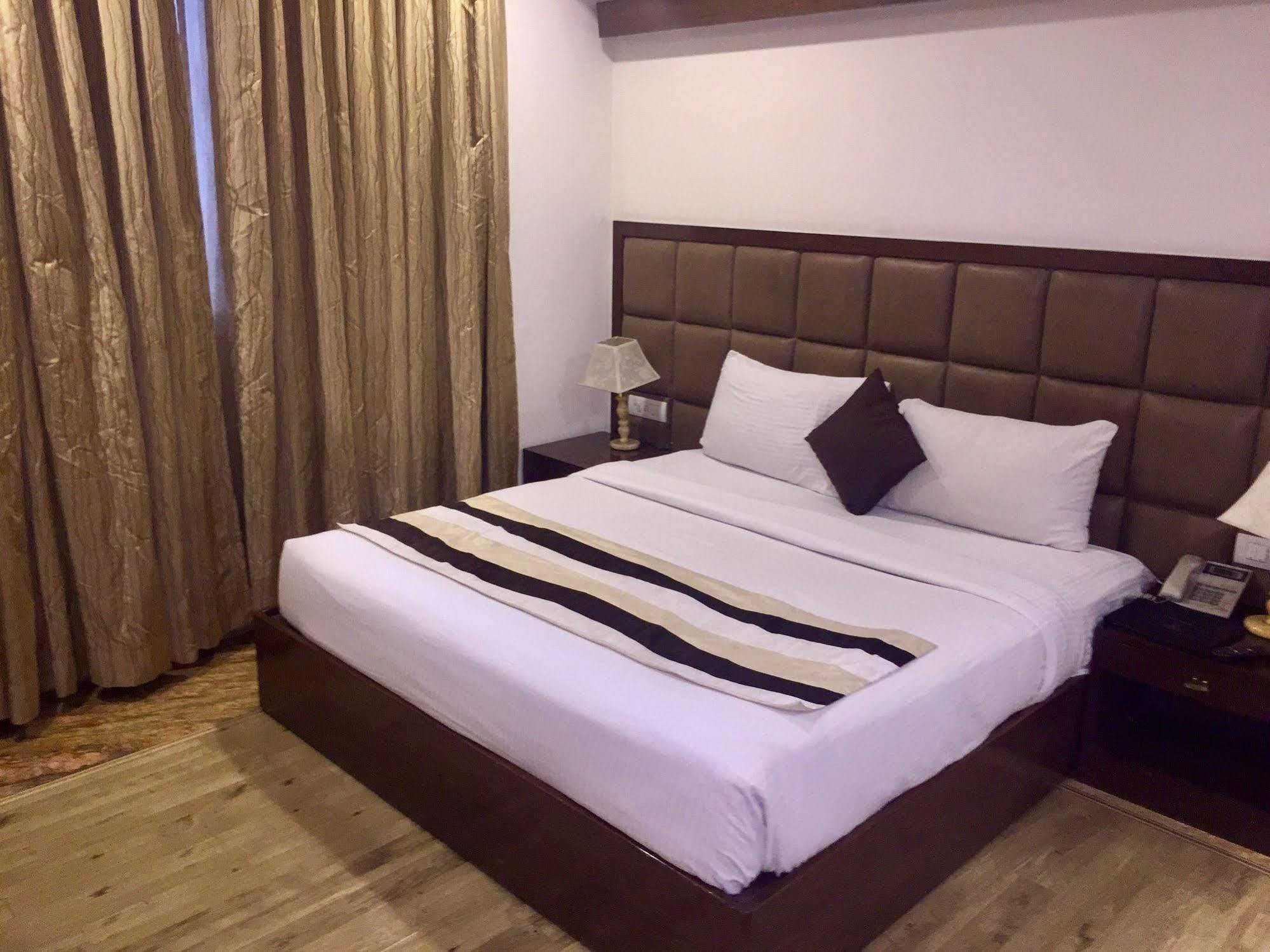 Taurus Sarovar Portico New Delhi Extérieur photo